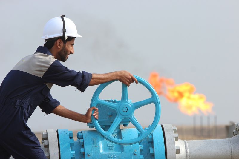 Oil Dips on Week; Russia Holdout Over Iran Limits Drop