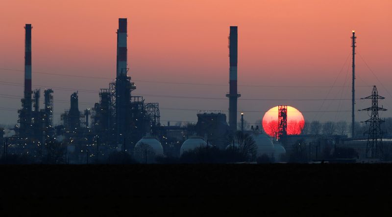 Oil edges up on smaller US output growth estimates