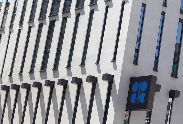 OPEC, Russia Agree to Extend Production Cuts Through 2018