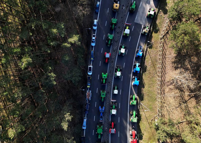 Polish farmers block highway at border crossing with Germany