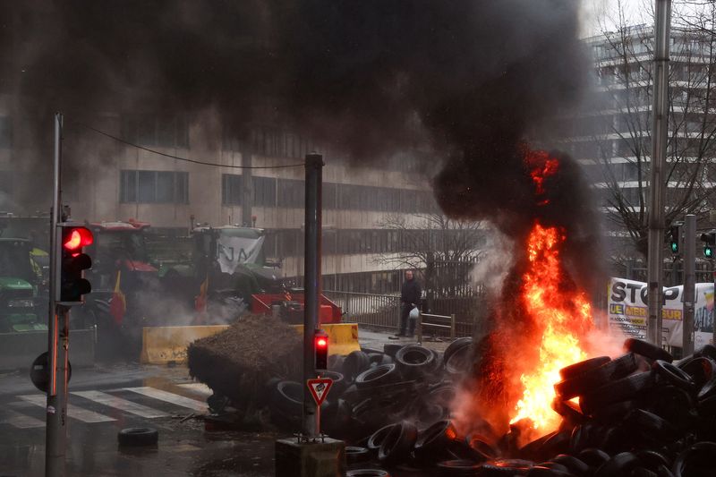 Farmers protesting in Brussels, Madrid, press ministers to act