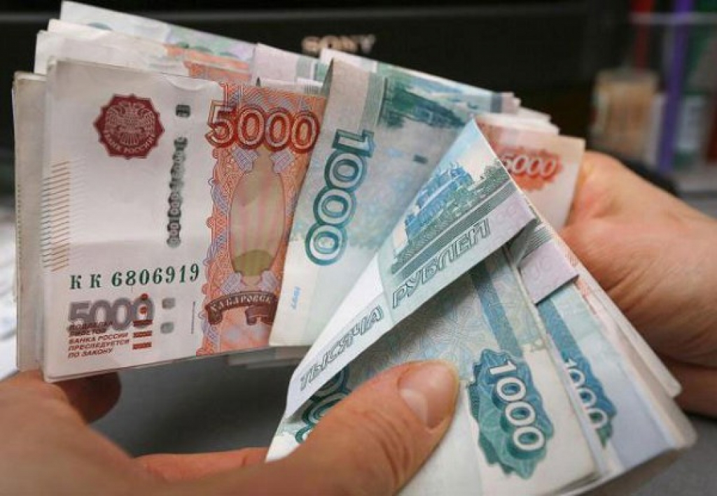 Russian rouble recovers with oil prices, shares fall