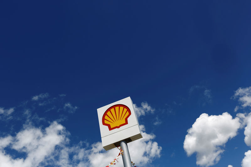 Shell sets carbon cutting targets after investor pressure