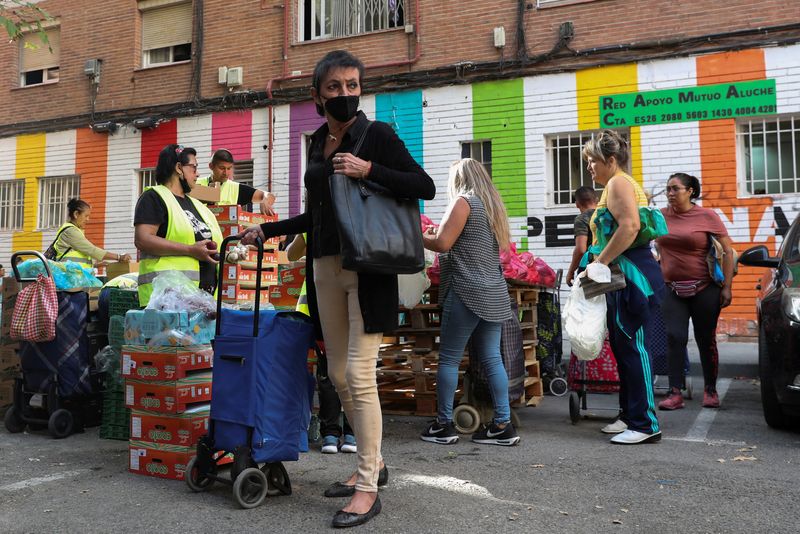 Spanish government to meet supermarkets, farmers over high food prices