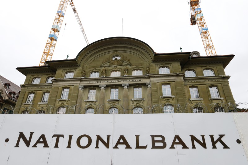 Swiss central bank to press ahead with expansionary policy