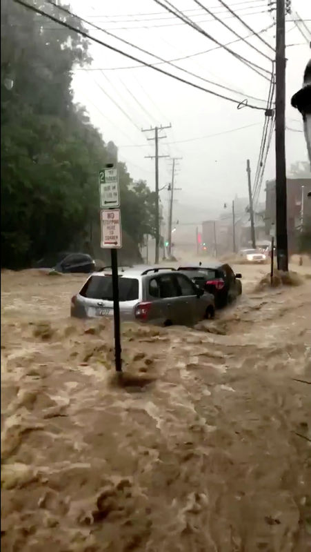 Thousands evacuate as Storm Alberto powers toward Florida