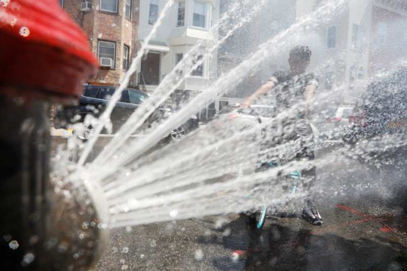 U.S. East Coast swelters under lingering heat wave