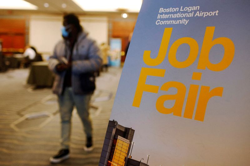 U.S. economy poised for strong end to 2021; labor market tightening