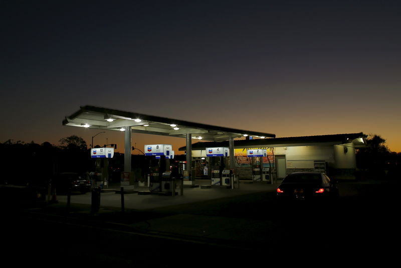 U.S. retail gasoline prices drop to lowest in 1.5 years