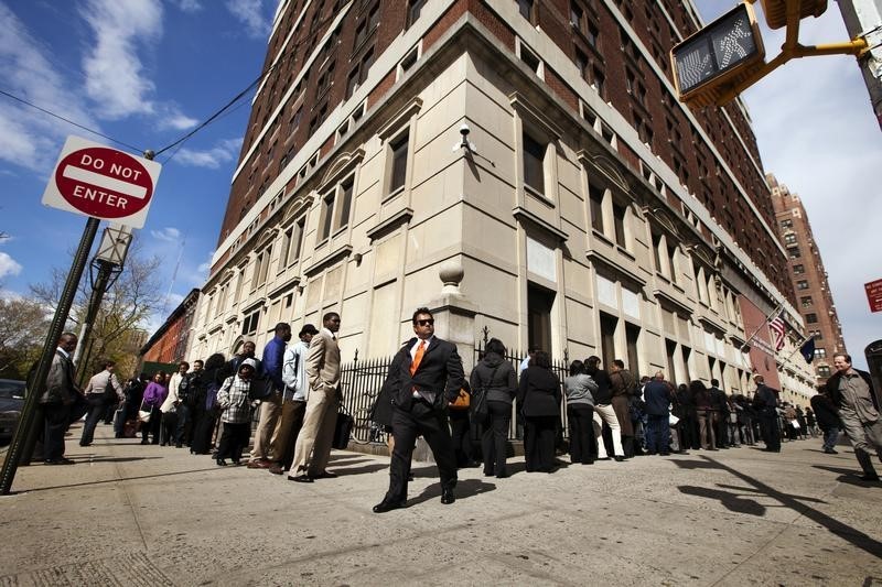 U.S. weekly jobless claims climb to 198,000