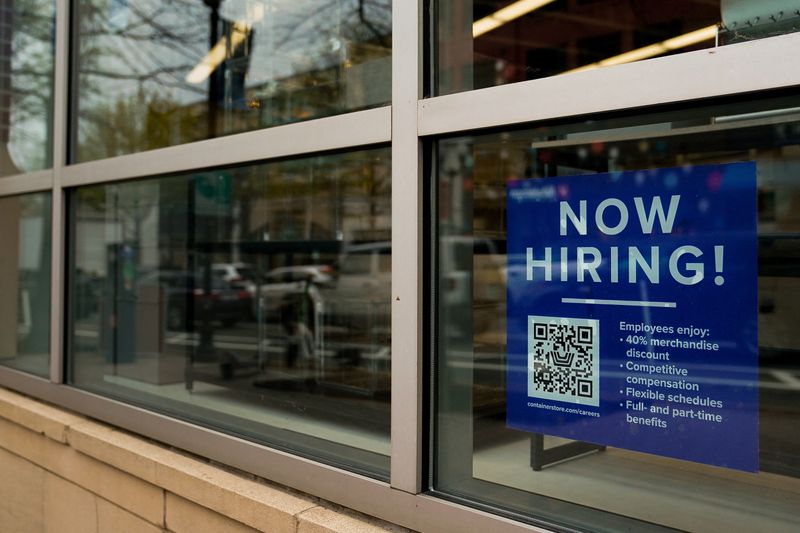 US job growth accelerates despite interest rate hikes