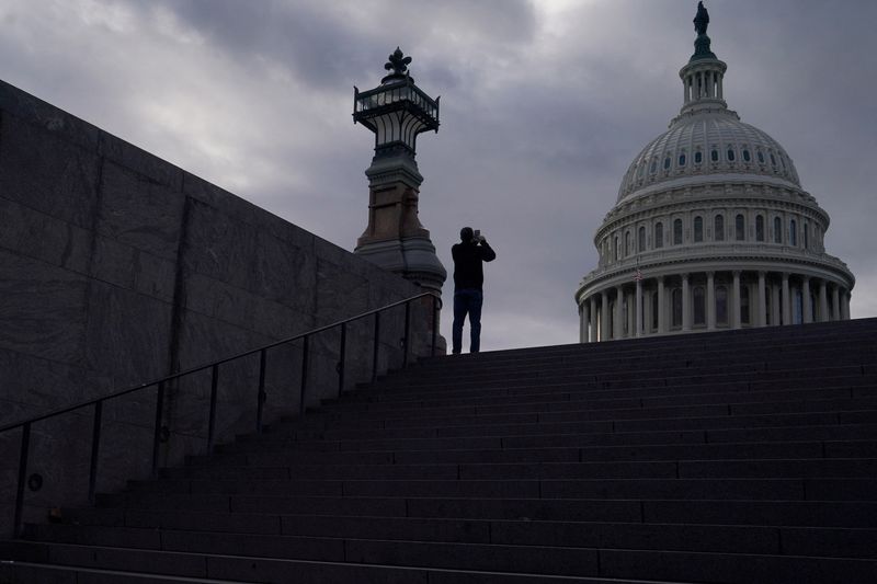 US lawmakers unveil bill to fund government, avert shutdown