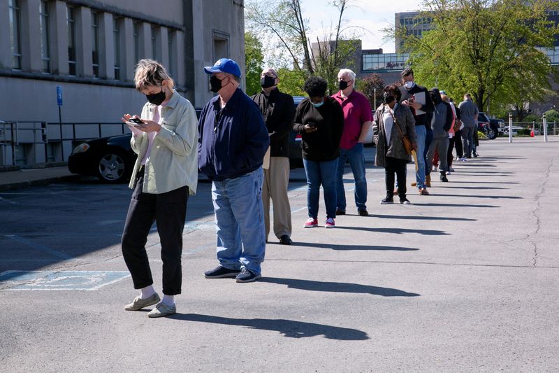 US weekly jobless claims fall; tight labor market underpinning economy