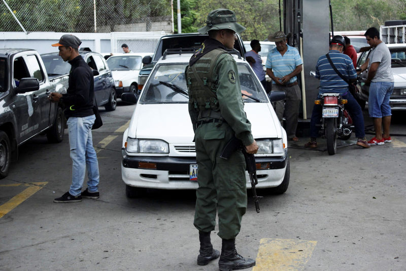 Venezuelan drivers face long lines for fuel as new payment system flops