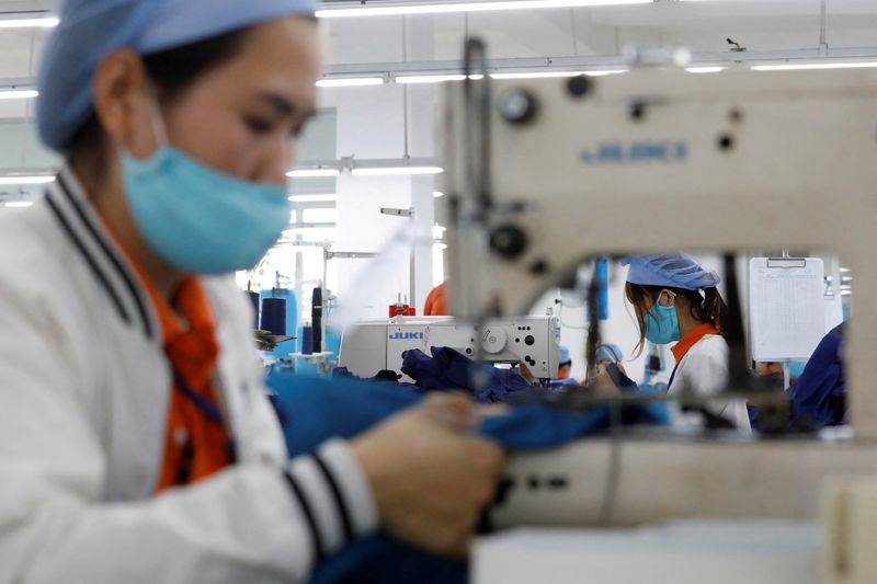 Vietnam apparel exports seen rising 7.4% this year to .5 billion -official