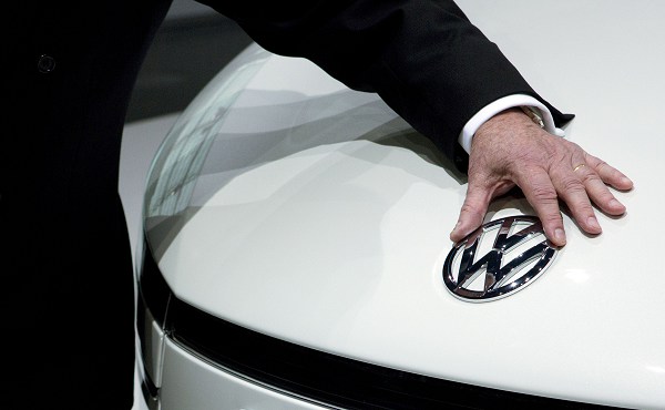 VW shares plummet more than 10pc on new emission 