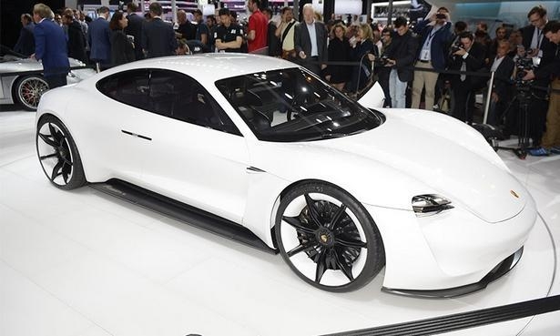 VW mulls billion battery cell plant VW mulls billion battery cell plant