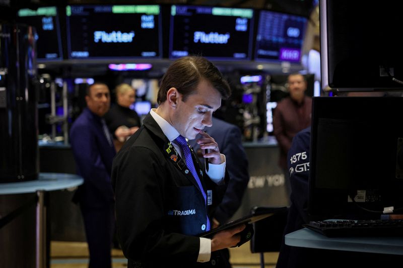 Wall St mixed with focus on earnings, rate-cut expectations