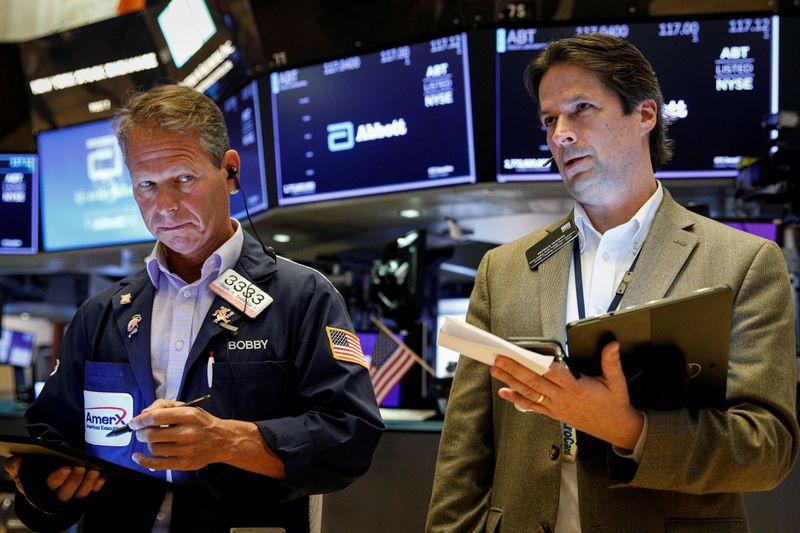 Wall Street rises as investors bet on positive earnings season