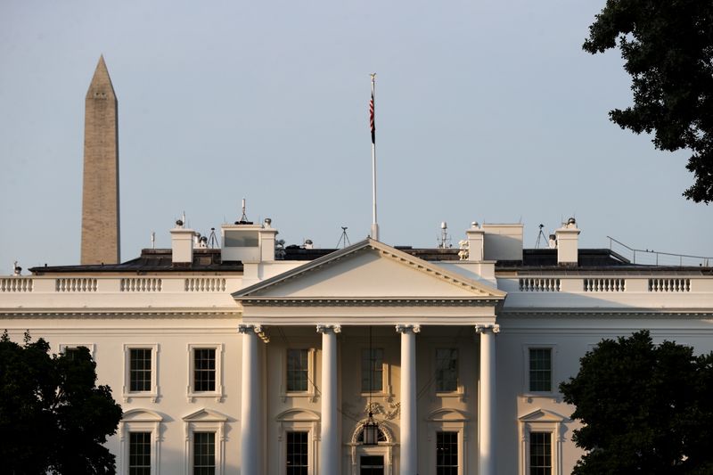 White House analysis says wealthy Americans pay far less in taxes than others