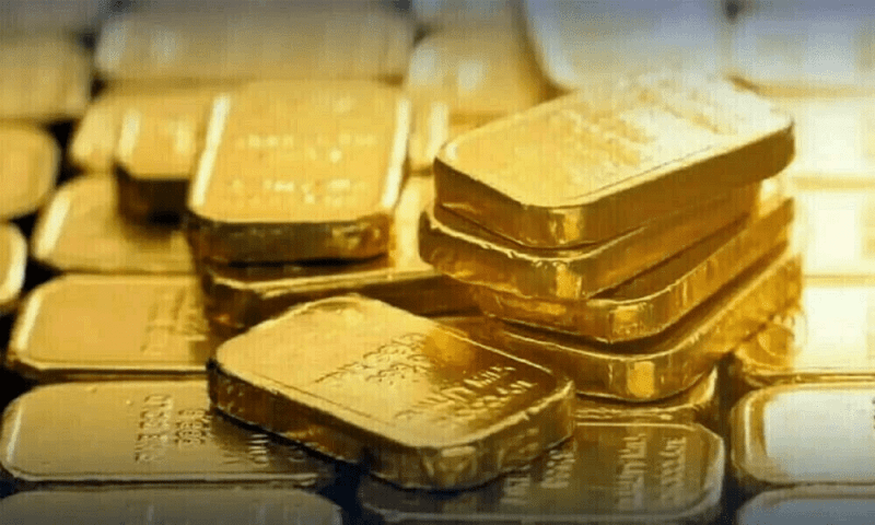 Gold hovers near record high ahead of Fed rate verdict