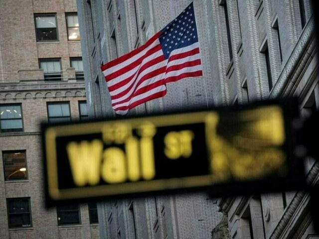 Wall St creeps higher after Fed policymakers back rate cuts