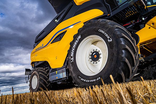 New Holland’s CR11 Combine Harvester to be Fitted with Two Extraordinary New Michelin CerexBib 2 Tyres